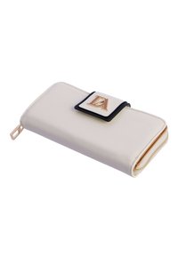 Billetera blanca cremosa con una textura suave, herrajes dorados y un acento negro en el broche que presenta un logo elevado. Cierre de cremallera en el lateral.