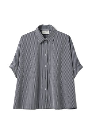 Korte mouw, knoophemd met smalle verticale zwart-witte strepen en een puntige kraag, platliggend op een witte achtergrond.