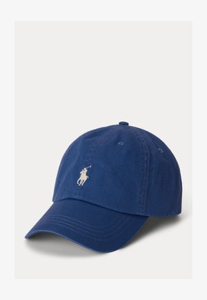 Blå bomulls baseballcaps med bøyd brem, med hvit brodert polologo på forsiden og ventilasjonshull i toppen.