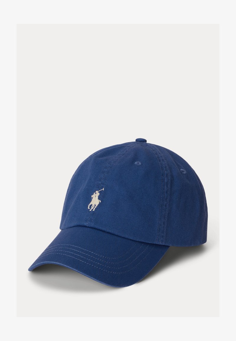 Blaue Baumwoll-Baseballkappe mit gebogenem Schirm, mit weißem, gesticktem Polo-Logo vorne und Belüftungsöffnungen auf der Krone.