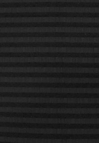 Černá tkanina se střídajícími matnými a texturovanými pruhy. Textura dodává hloubku, zatímco konzistentní vzor zdůrazňuje elegantní vzhled.