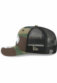 Tarnmuster-Baseballmütze mit strukturiertem Vorderteil, schwarzem Netzrücken, gebogenem Schirm und Logodetail auf der linken Vorderseite.