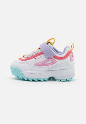 Witte FILA sneaker met roze en koraal accenten, turquoise zool, paarse band en oranje trekkers, ontworpen voor kinderen.