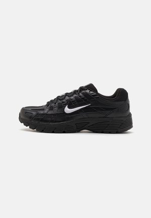 Sapatilhas atléticas pretas com parte superior em rede texturizada e sola de borracha. Logo icónico em branco de swoosh na lateral, apresentando um design com atacadores.