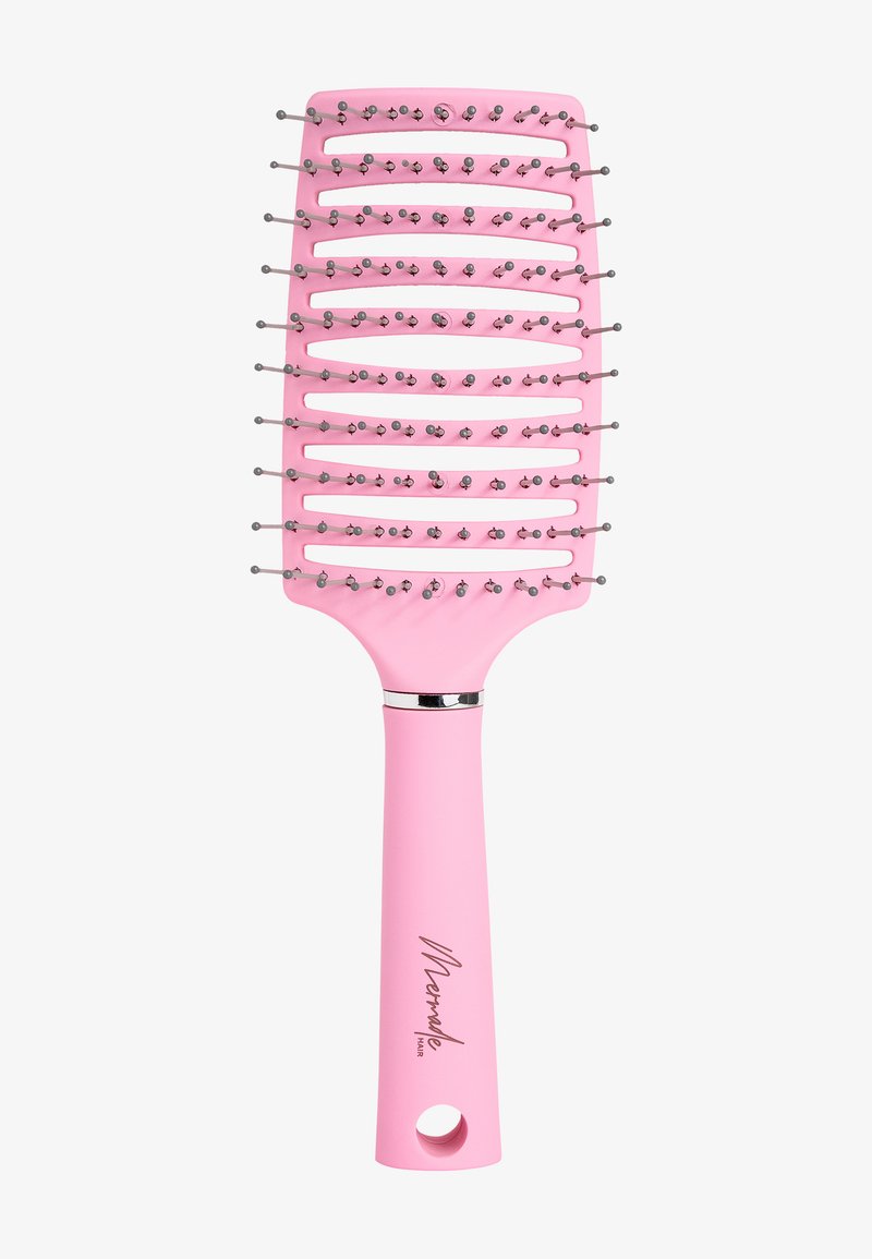 Brosse à cheveux rose avec une tête rectangulaire, de larges poils en plastique et un manche lisse avec un accent métallique et un logo.
