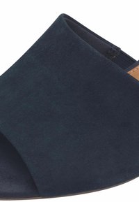 Pantof cu toc wedge din suede bleu marin, cu vârf deschis, cu o textură netedă și o bandă superioară lată, având un accent subtil beige pe călcâi.