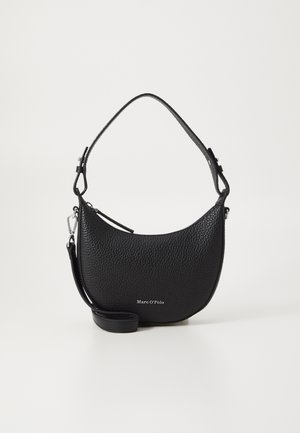 Musta nahkalaukku, jossa on teksturoitu pinta, kaareva muoto ja olkahihna. Varustettu metallisilla yksityiskohdilla ja brändin logolla.