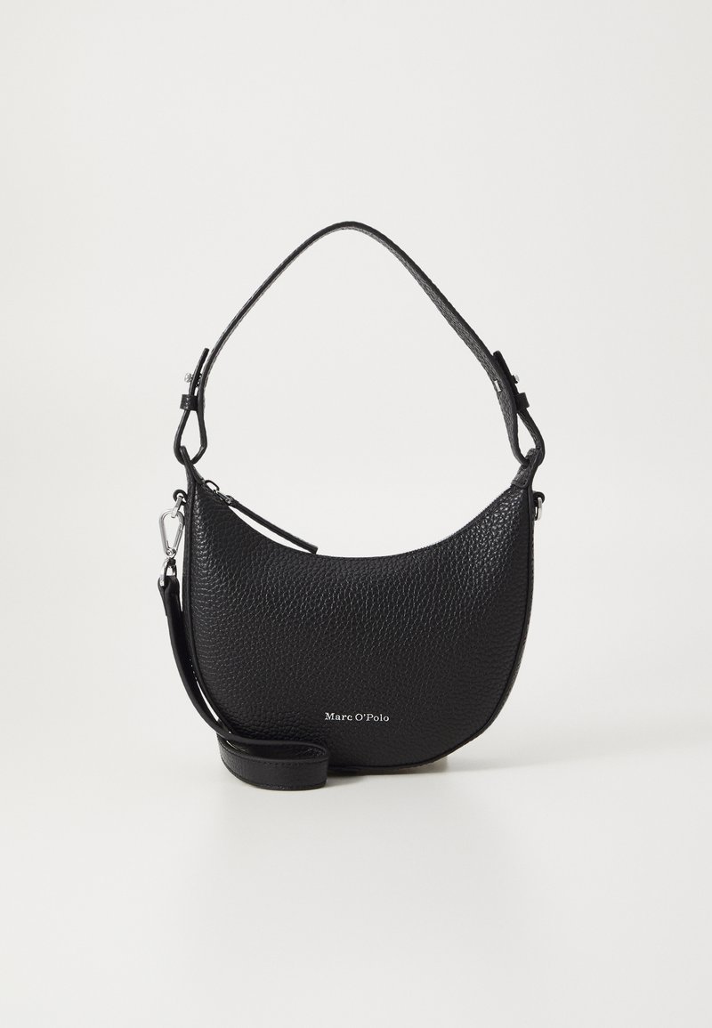 Czarna skórzana torebka z teksturowaną powierzchnią, zaokrąglonym kształtem i paskiem na ramię. Posiada metalowe elementy i logo marki.