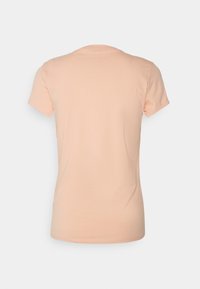 En ensfarvet ferskenfarvet bomulds-T-shirt med korte ærmer, rund halsudskæring, blød tekstur, tætsiddende design, uden synlige mønstre eller detaljer på bagsiden.