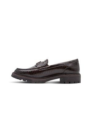 Donkerbruine loafer van krokodillenleer met een dikke zwarte rubberen zool en een banddetail over de bovenkant.