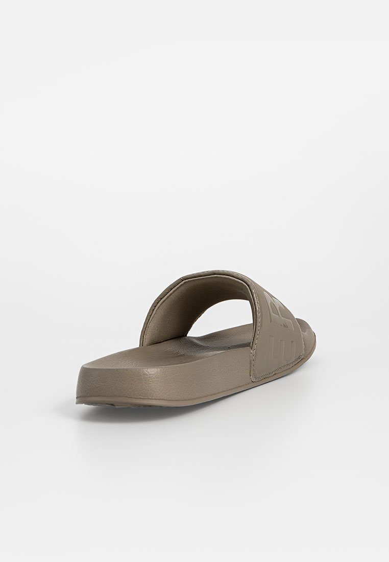 Sandale en cuir marron avec une finition lisse, design ouvert à l'avant, détails texturés sur les côtés, et une semelle intérieure moulée pour le confort.