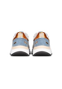 Sneaker in denim con accenti metallici, tagli aperti e una suola bianca spessa. Presenta una combinazione di tonalità blu, argento e oro.