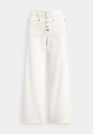 Λευκά τζιν παντελόνια με φαρδιά γραμμή, κατασκευασμένα από ντένιμ, με ψηλή μέση, δύο πίσω τσέπες και πέντε χρυσούς κουμπιά μπροστά στο κούμπωμα.