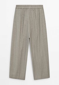 Pantalon gris à jambes larges en tissu texturé avec une ceinture élastique. Lignes épurées et coupe décontractée. Aucun motif ou accessoire visible.
