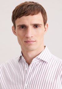 Camicia bianca a maniche lunghe con sottili strisce color bordeaux, dotata di collo button-down e vestibilità regolare, che mostra una morbida texture in cotone.