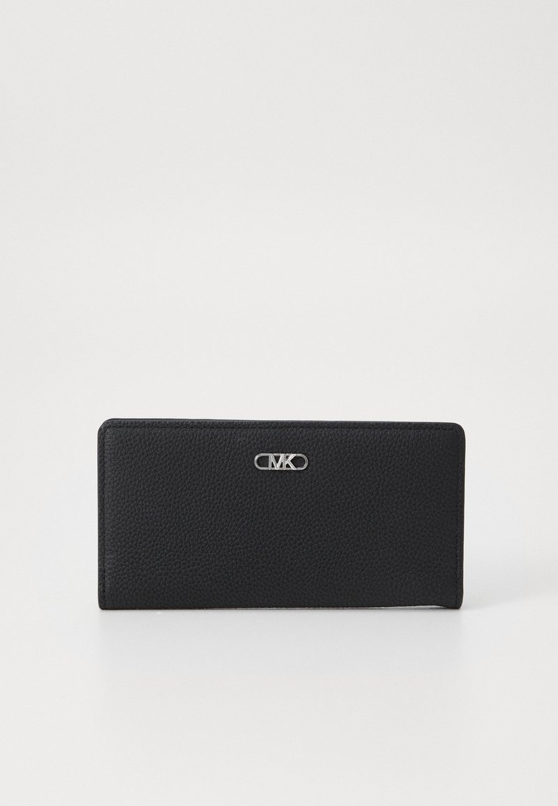 Portefeuille en cuir noir avec une finition texturée, forme rectangulaire et un accent logo en argent sur le devant. Bords lisses.