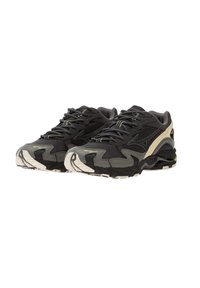 Un paio di scarpe da ginnastica atletiche nere e grigie con accenti crema, suole testurizzate e lacci dettagliati, mostrato su uno sfondo bianco.