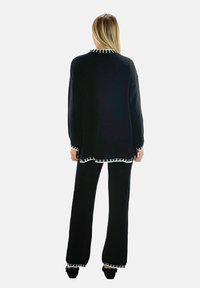 Elara SET - Strickpullover - schwarz