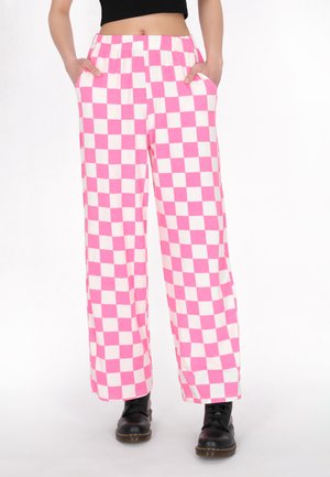 Roze en witte geruite pyjamabroek met een elastische tailleband, zijzakken en een ontspannen pasvorm. Draag deze met zwarte veterboots.