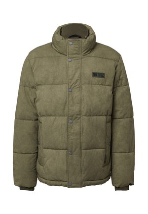 Grüne gesteppte Pufferjacke mit hohem Kragen, Druckknopfverschlüssen, gerippten Bündchen und einem kleinen Logo-Patch auf der linken Brust. Weicher, strukturierter Stoff.