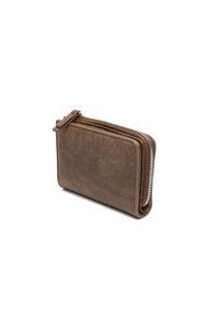 Portefeuille en cuir brun avec une texture lisse, fermeture zippée et design slim. Présente une finition légèrement usée et un style minimaliste.