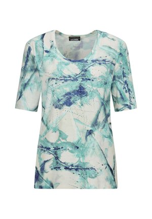Damen-T-Shirt mit kurzen Ärmeln und rundem Ausschnitt, abstraktem Muster aus blauen und türkisfarbenen Pinselstrichen sowie kleinen dekorativen Nieten auf der Vorderseite.