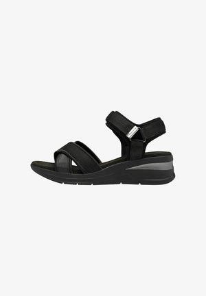 Schwarze Sandale mit breiten Riemen und verstellbarer Knöchelunterstützung, mit einem glatten synthetischen Obermaterial, gepolsterter Sohle und elegantem Keil-Design.