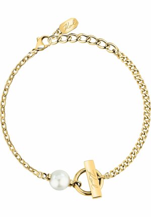 Goldkettchenarmband mit einer Perlenperle und einem Toggle-Verschluss mit gravierten Details. Glatte Textur und kreisförmige Formen überall.