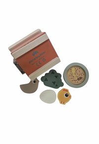 Jucărie din lemn pentru stivuire cu un bloc coral și accente albe. Include cinci piese colorate din silicon: pasăre, pui, ou, cluster și biscuiți.