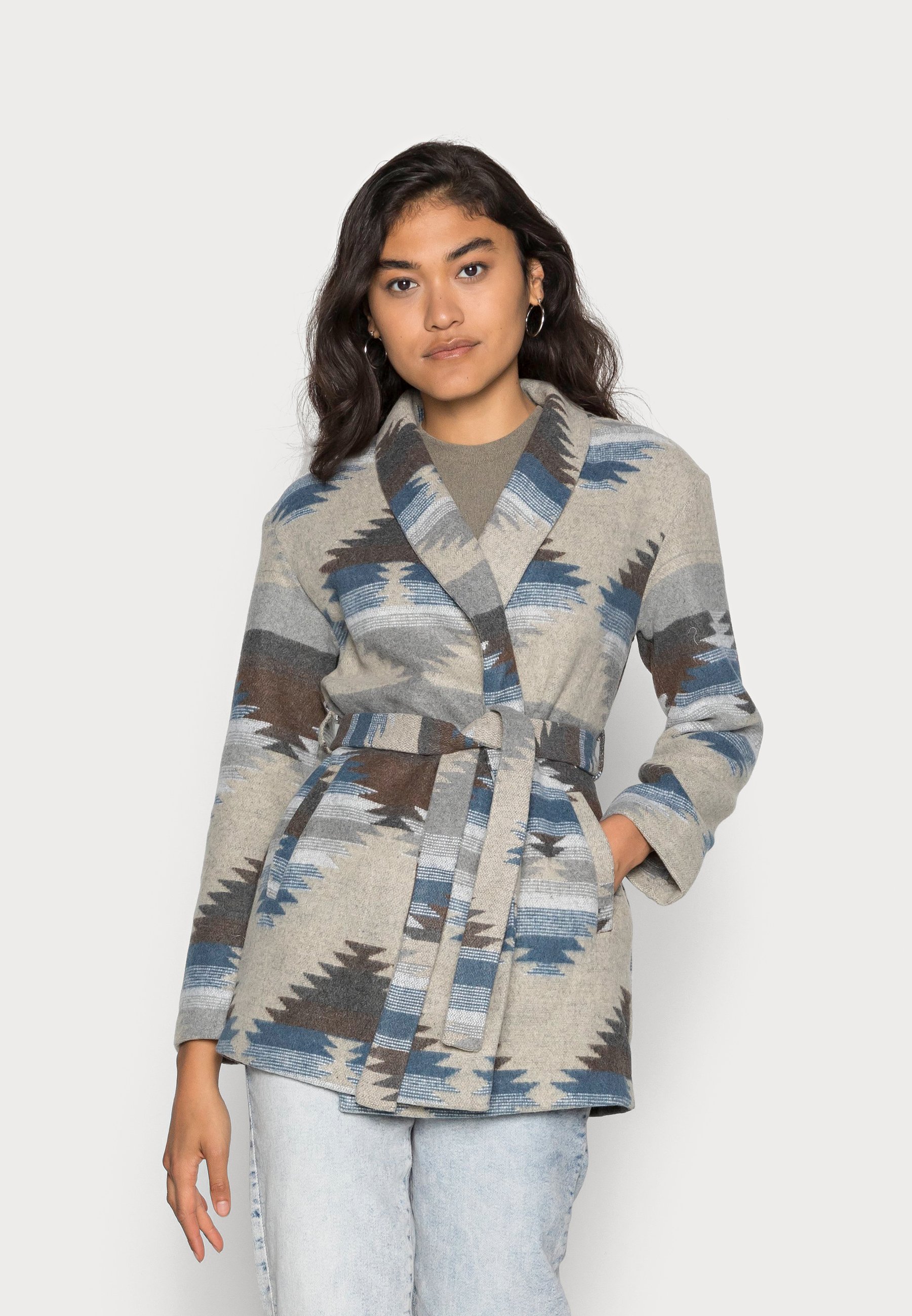 abrigos cortos grises