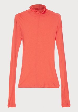 Top de gola alta de mangas longas em coral vibrante, tecido elástico suave, corte ajustado, com detalhe de decote franzido, textura lisa, sem padrões.