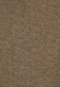 Bruin gebreid stof met een gestructureerd patroon, gekenmerkt door een subtiele, ongelijkmatige weving en een zachte afwerking. Ideaal voor comfortabele kleding.