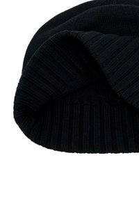 Beanie negru din tricot cu un design ribbed, având o margine pliată și o textură moale. Potrivit pentru purtat în vreme rece.