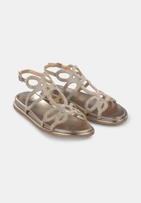 Gouden en zilveren sandalen met een uitgesneden ontwerp en rhinestone-accenten, platte zolen en verstelbare enkelbandjes.