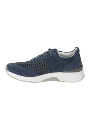 Baskets bleu marine avec panneaux en mesh et en suède, semelle blanche, semelle extérieure grise et fermeture à lacets blancs vues de profil.