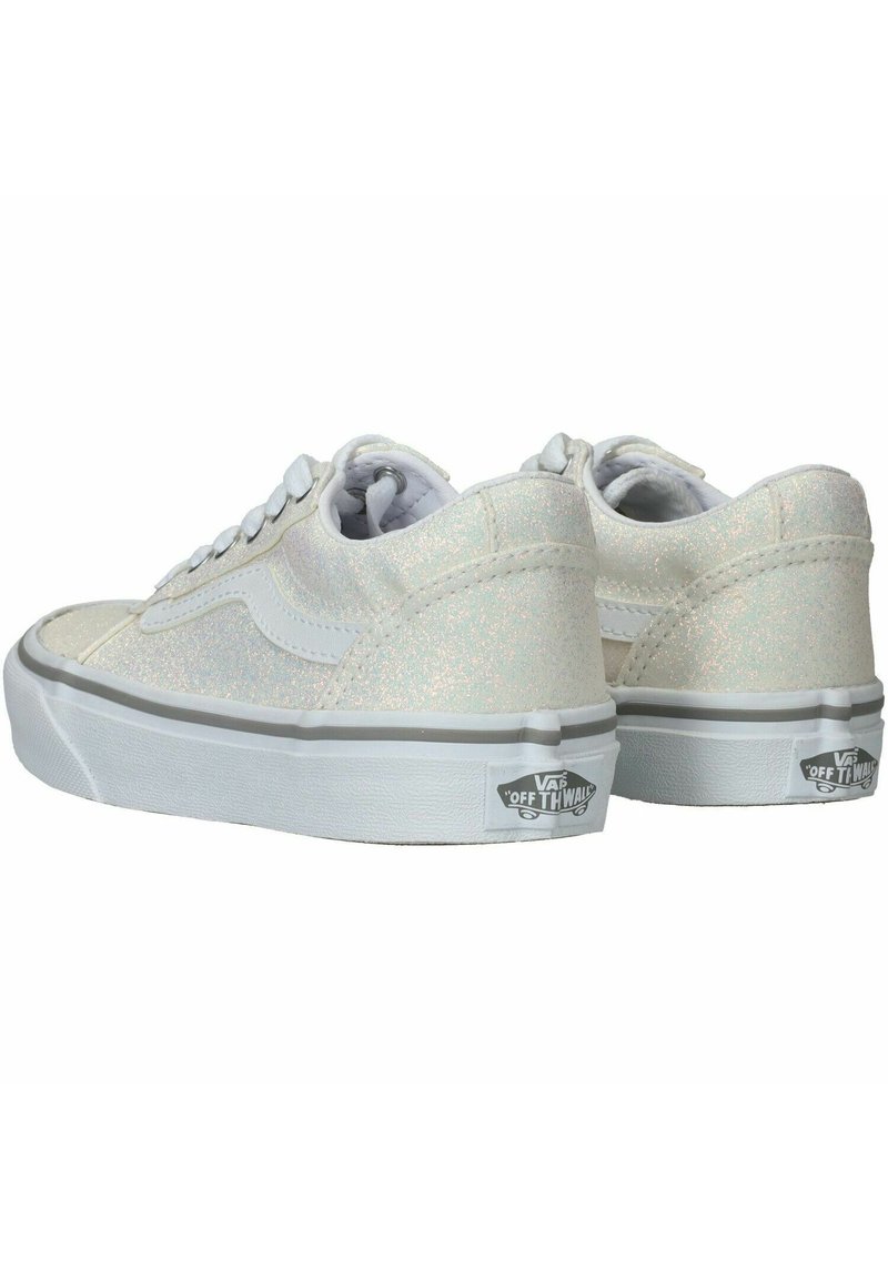 Sneakers bianchi con una finitura iridescente e scintillante, realizzati in materiale di tela, con design allacciato, collo imbottito e suola in gomma con dettagli del logo.