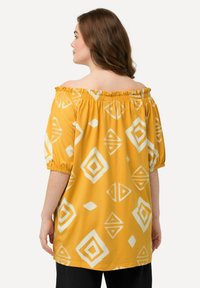 Ulla Popken RHOMBUS CARMEN TEE - Bluse - sand