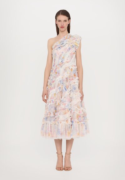 Ein einseitig tragbares Kleid aus leichtem Stoff, das farbenfrohe Rüschen und Schichten in zarten Farbtönen aufweist, mit einem knielangen Saum und einem strukturierten Design.