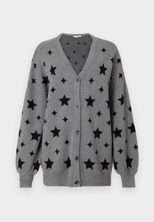 Grauer Cardigan mit V-Ausschnitt, verziert mit schwarzen Sternmustern, langen Ärmeln und Knopfverschluss. Weicher Stoff mit gerippten Bündchen und Saum.
