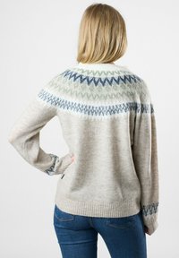 Hellgrauer Pullover mit einem Fair-Isle-Muster in Grün, Blau und Weiß am Halsauschnitt. Rippstrickbündchen an den Ärmeln und am Saum sorgen für Textur. Lässige Passform.