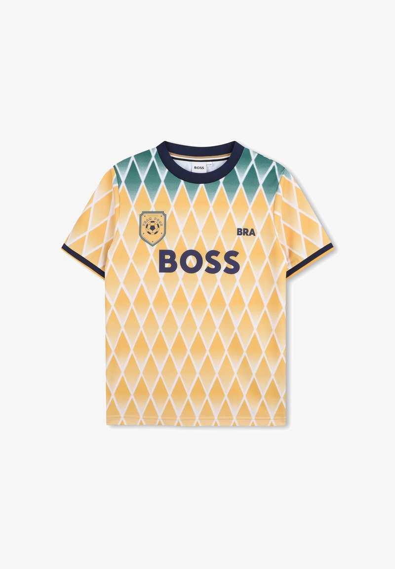 Maglietta da calcio giovanile gialla con motivo a diamanti; presenta un giogo verde, colletto blu scuro e logo "BOSS". Maniche corte, tessuto leggero.