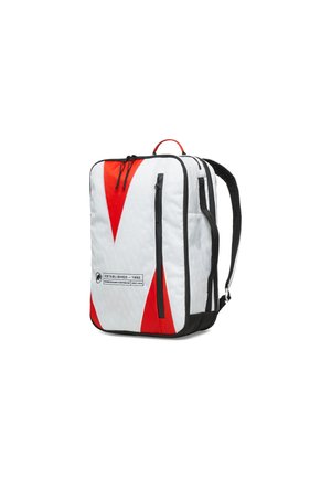 Witte en rode rechthoekige rugzak met zwarte ritsen, gewatteerde schouderbanden en een klein label met de tekst "Established 1862" aan de voorkant.