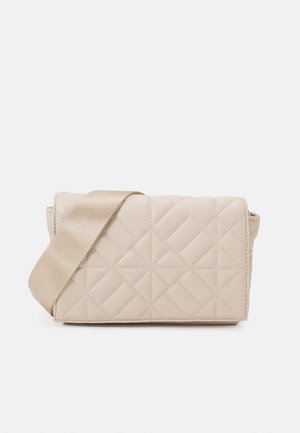 Borsa a tracolla beige trapuntata con finitura testurizzata, dotata di una ampia tracolla in tessuto e forma rettangolare. Senza hardware o dettagli visibili.