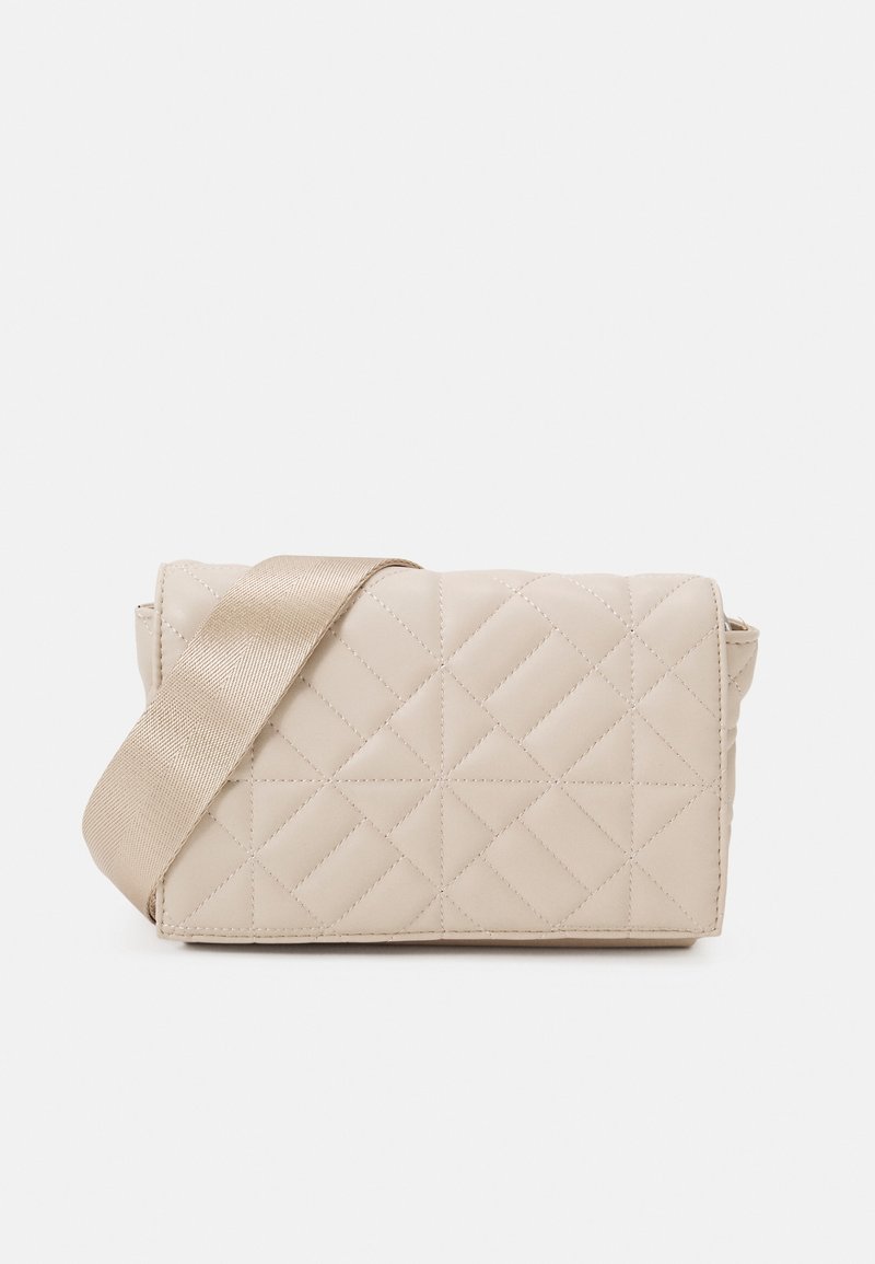 Beige quiltet crossbody taske med en tekstureret finish, der har en bred stofrem og en rektangulær form. Ingen synlig hardware eller detaljer.