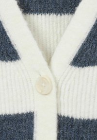 Gestrickte Strickjacke mit navy-blauen und cremefarbenen horizontalen Streifen, gerippter Textur und einem runden, hellen Knopf vorne.