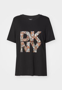 Černé bavlněné tričko s leopardím potiskem loga "DKNY" ve odstínech hnědé a bílé, kulatým výstřihem a kratými rukávy.