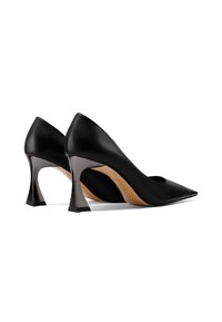 Scarpe décolleté nere in pelle con tacco alto, punta affusolata e un design unico del tacco angolare. Texture liscia con una finitura lucida sul tacco.