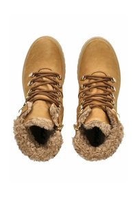 Tansfarbene Wanderschuhe mit einem weichen, mit Fell gefütterten Kragen, Metallösen und braunen Schnürsenkeln. Das Obermaterial hat eine glatte Textur und ein robustes Design.
