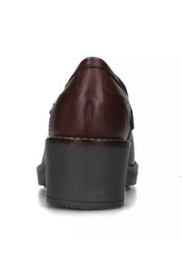 Scarpa in pelle marrone con punta arrotondata, tacco a blocco e dettagli cuciti sul retro, caratterizzata da una texture liscia e una costruzione robusta.