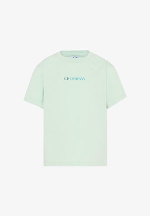 T-shirt verde chiaro a maniche corte con logo "C.P. COMPANY" blu al centro del petto, scollo tondo e orlo dritto.